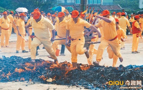 台湾“过火”仪式惊人 信徒赤脚冲火海(图)