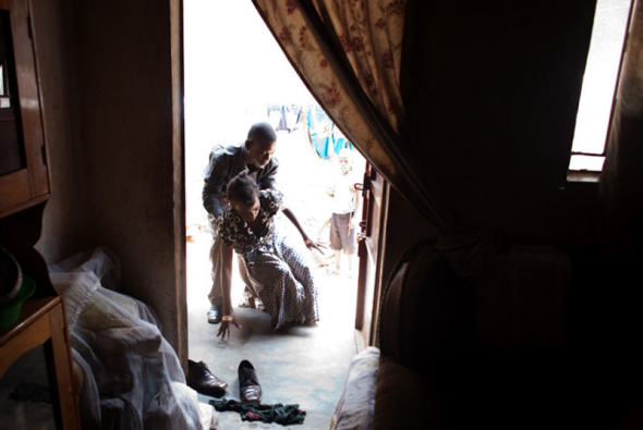 已经失去行走能力的重症艾滋病人却得不到救治